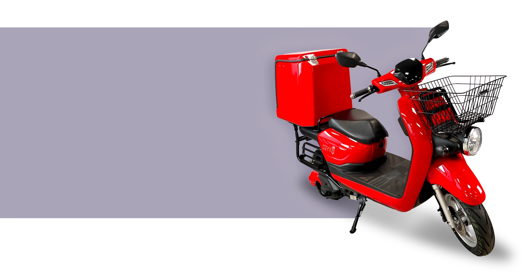 Scooter électrique Cargo d'Oxygo en rouge avec un top case et un panier à l'avant sur un fond étiré gris.