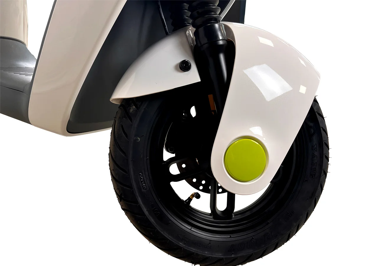 Oxygo - Scooter Singo 50 zoom de la roue avant sur fond blanc